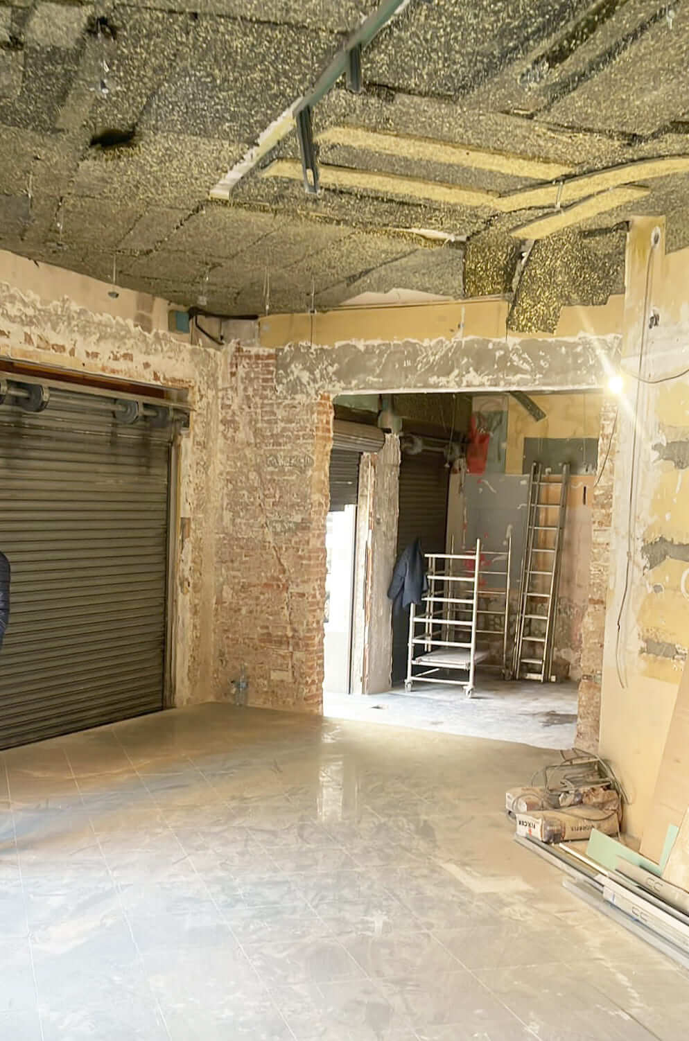 Estado inicial del local durante la reforma del restaurante Casa Petra, con estructuras visibles y obra en curso.