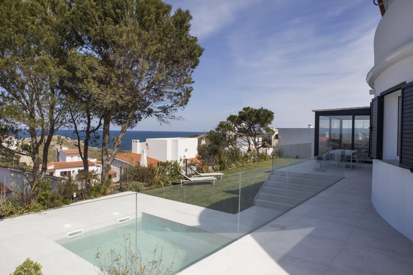 Terraza con piscina y vistas al mar en una casa de la Costa Brava diseñada por VBISOGNO.