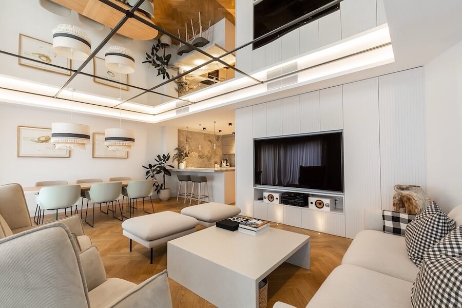 Salón comedor moderno con diseño interior elegante, iluminación cálida y mobiliario a medida en Barcelona.